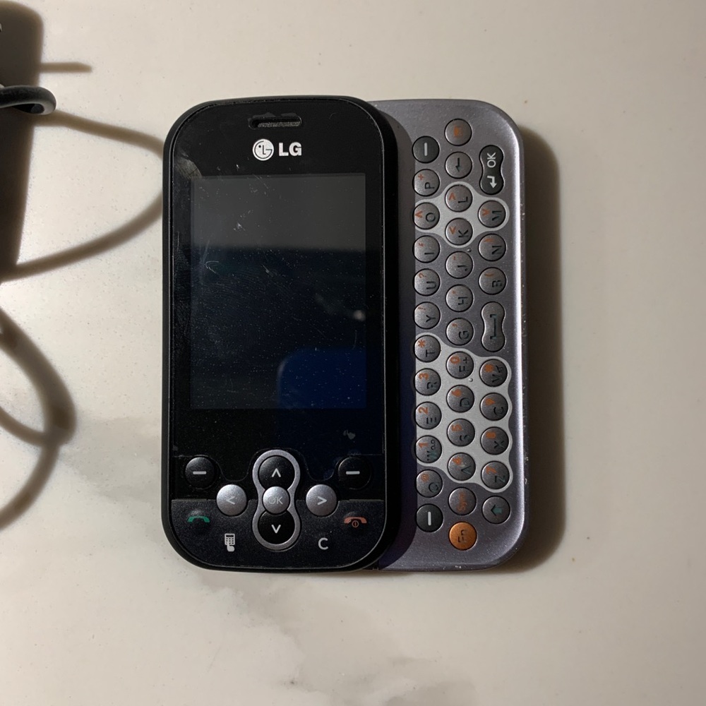 LG TE365 Neon w/ charger